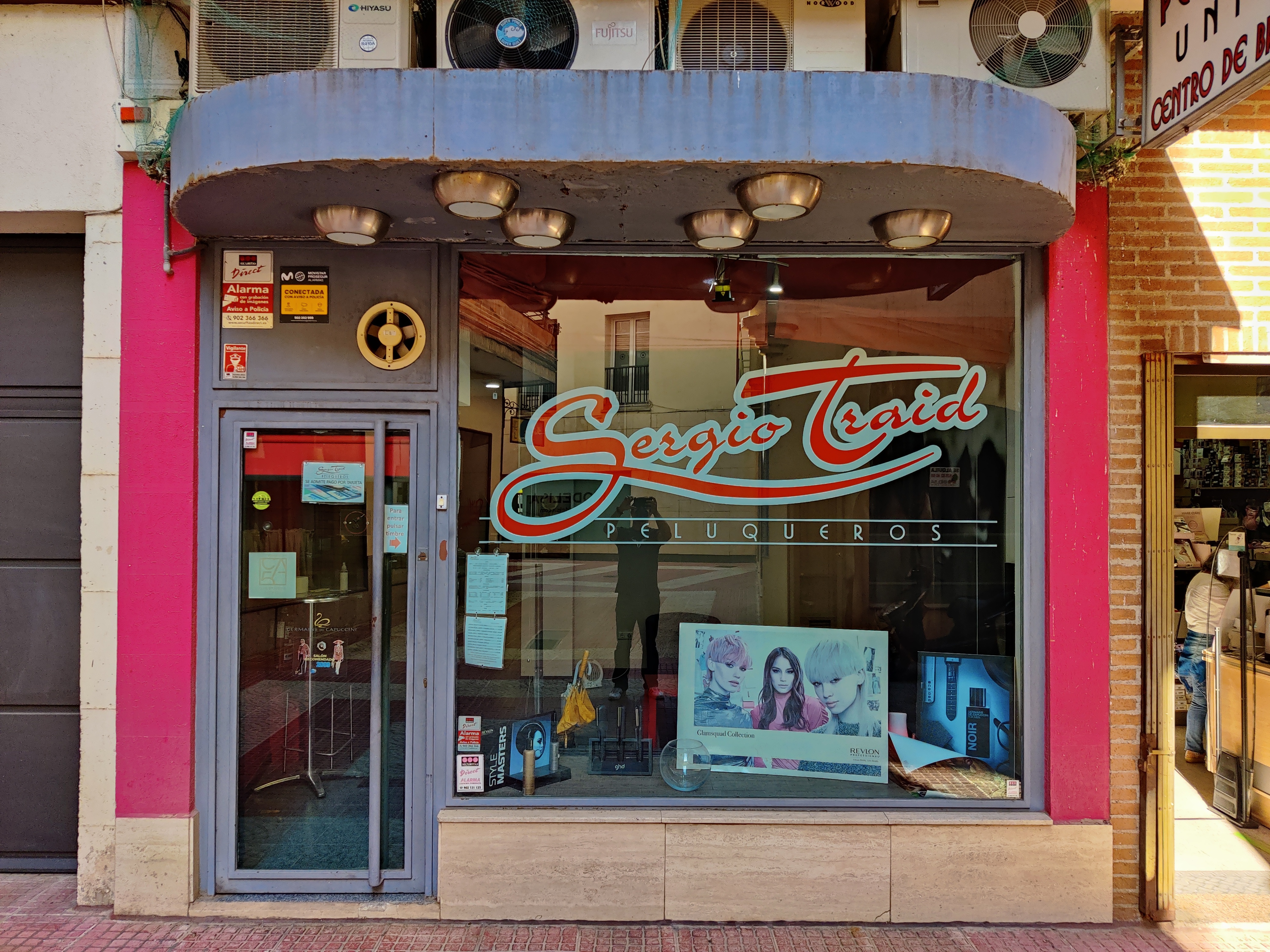 Fachada exterior de la peluquería