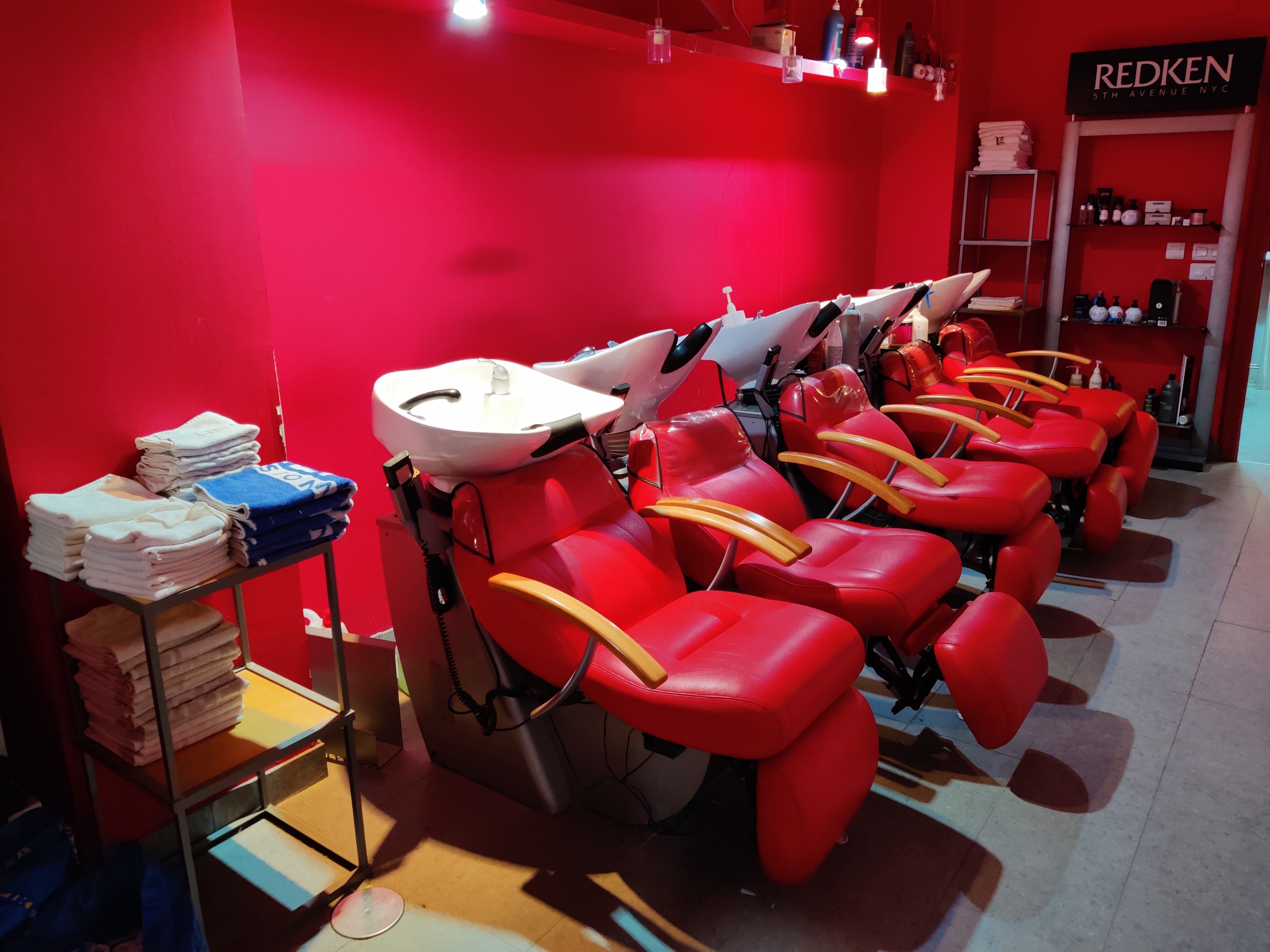 Zona de lavado con sillones rojos